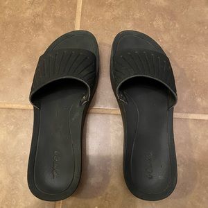 OluKai black sandal 8